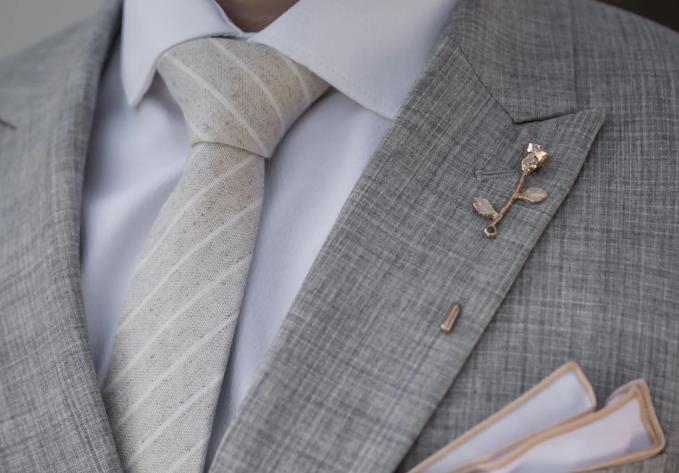 Which Lapel Does A Pin Go On?