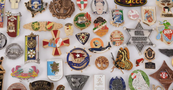How Do Metal Badges Suppliers Customize Designs?